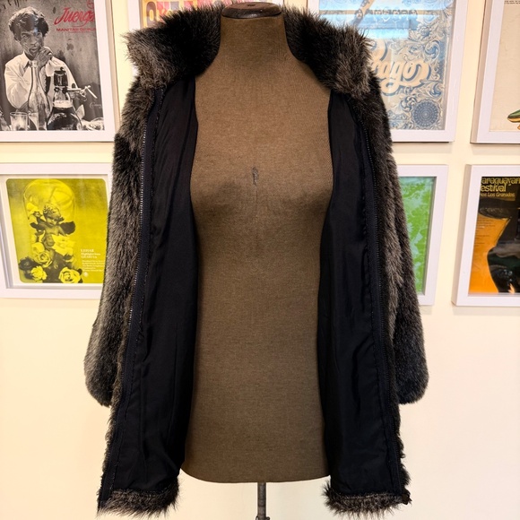 Vintage Black White Faux Fur Coat — Plush & Oversized - Picture 4 of 12